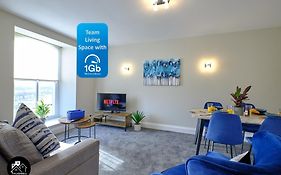 F4 Contractor & Team Flat - 4 Separate Beds - Van Parking & 1Gb Wifi